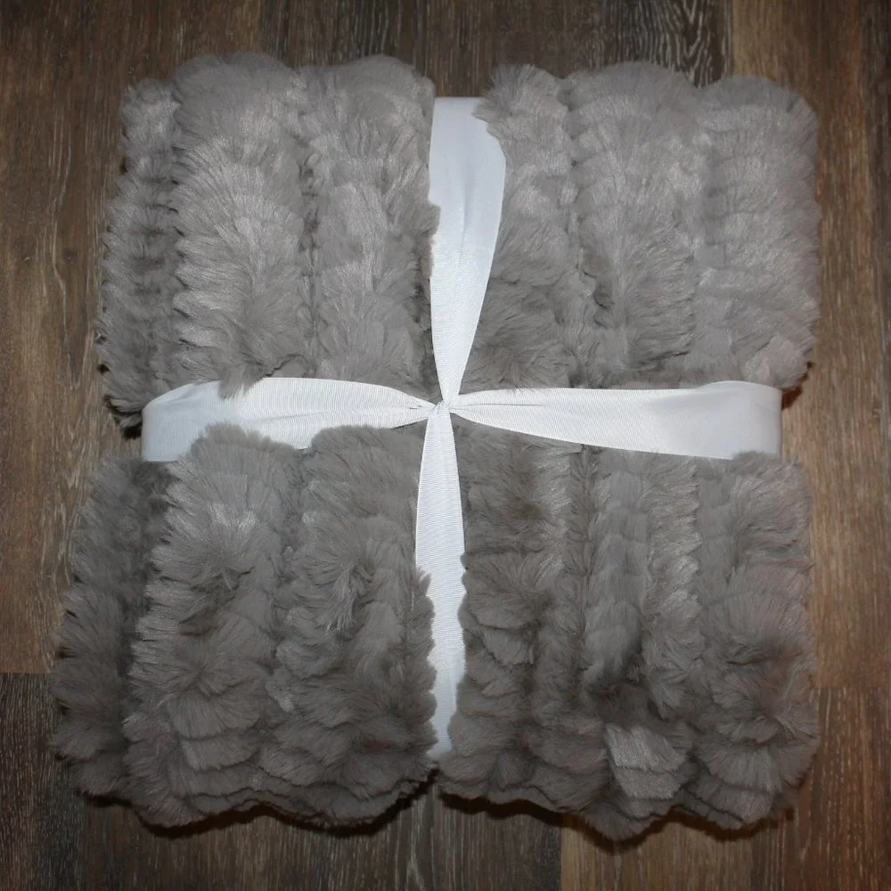 NWT‎ UGG PLUSH FUR WAVE THROW TAN 50 X 70